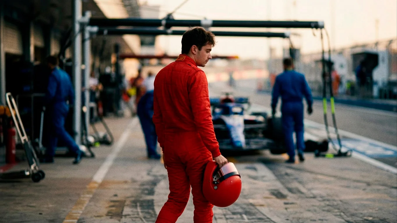 F1 пилот свалил каска, замислен поглед след сесия